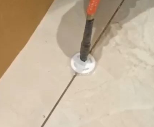 宣汉瓷砖空鼓维修公司专业解答瓷砖在铺贴过程中，如果没有涂抹均匀到位的粘结材料（如水泥砂浆或瓷砖胶），可能会导致以下问题